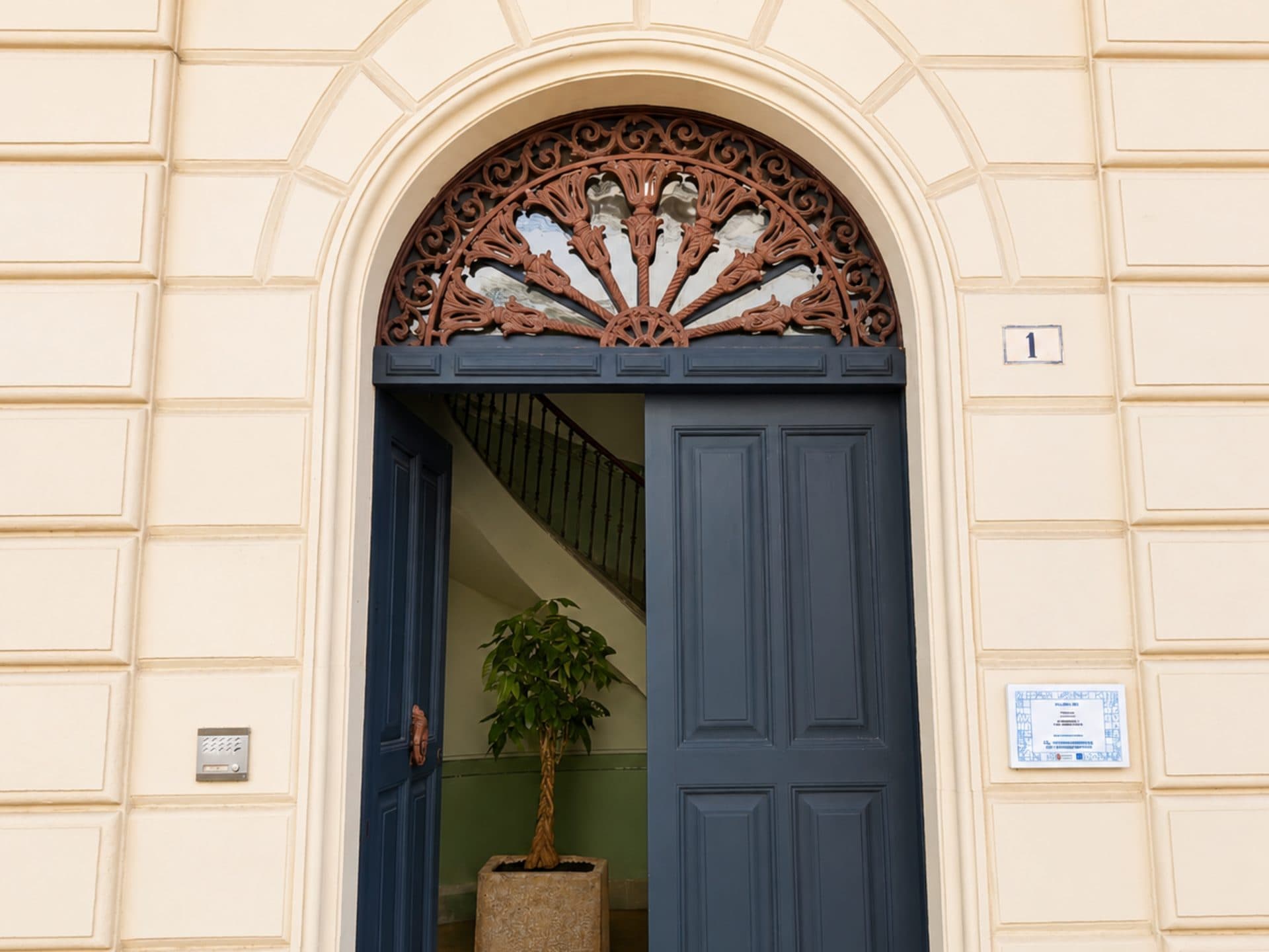 Ingresso di Palazzo Vite nel centro storico di Copertino